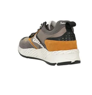 Zapatillas deportivas grises y naranjas nuevas