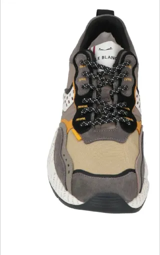 Zapatillas deportivas grises y naranjas nuevas