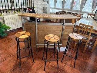 Barra de bar de madera y metal