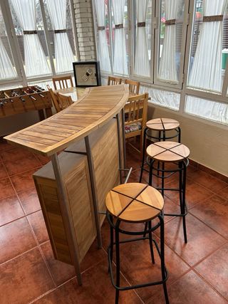 Barra de bar de madera y metal