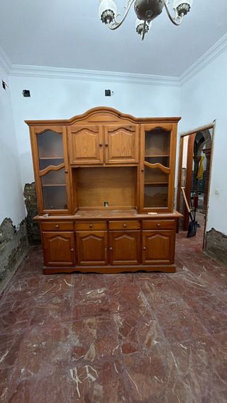 Mueble de madera y cristal en Mairena del Alcor