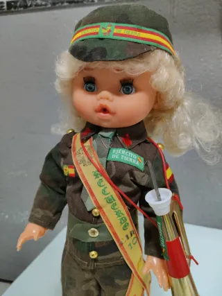 Muñeca funcionando militar antigua funcionando mil
