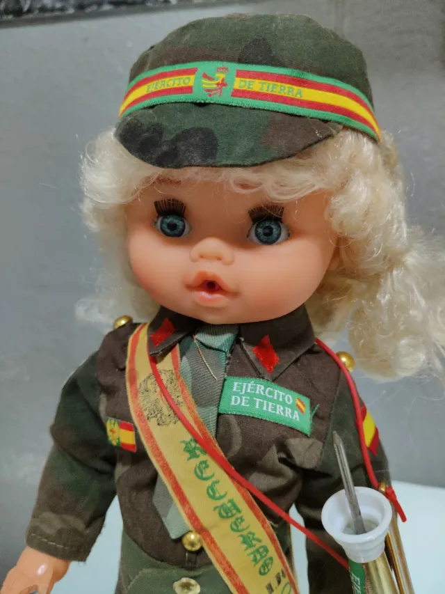 Muñeca funcionando militar antigua funcionando mil