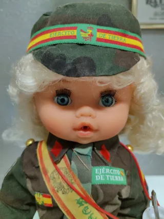 Muñeca funcionando militar antigua funcionando mil