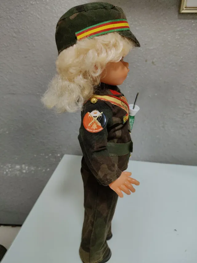 Muñeca funcionando militar antigua funcionando mil
