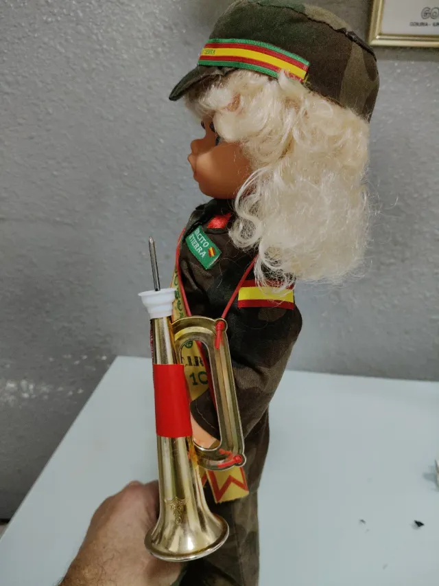 Muñeca funcionando militar antigua funcionando mil