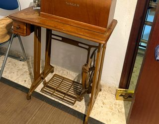 Singer antigua con mesa y pedal + tapa (vintage) —