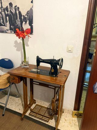 Singer antigua con mesa y pedal + tapa (vintage) —