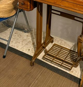 Singer antigua con mesa y pedal + tapa (vintage) —