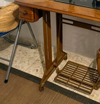 Singer antigua con mesa y pedal + tapa (vintage) —