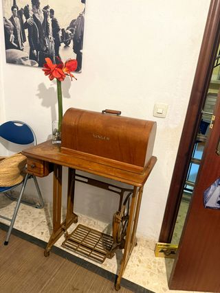 Singer antigua con mesa y pedal + tapa (vintage) —