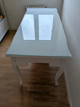 Escritorio blanco madera y cristal de protección