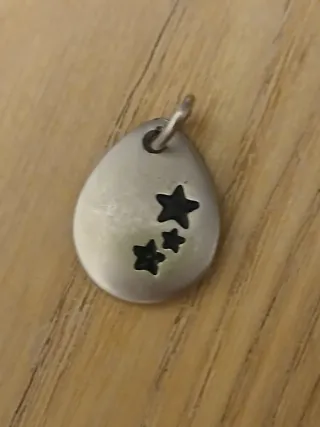 Colgante Brasil plateado con estrellas