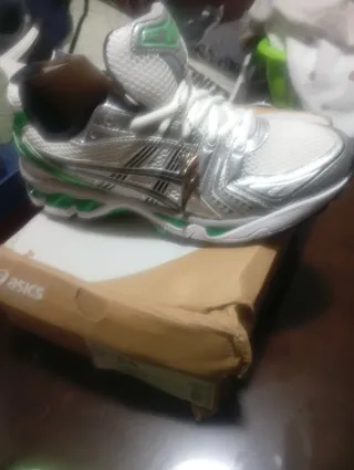 Zapatilla ASICS verde y plateada