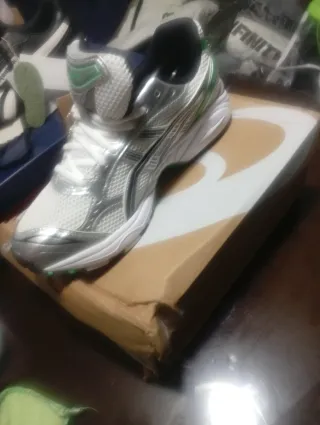 Zapatilla ASICS verde y plateada