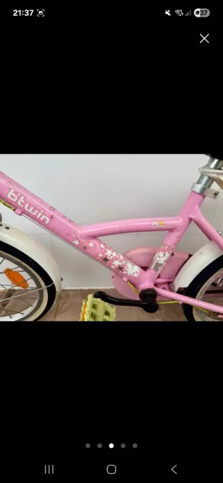 Bicicleta infantil rosa con ruedines