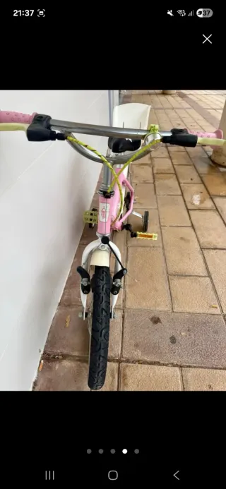 Bicicleta infantil rosa con ruedines