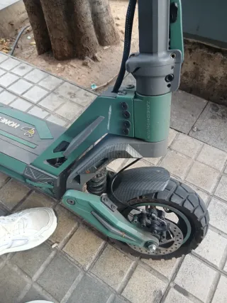 Patinete eléctrico verde