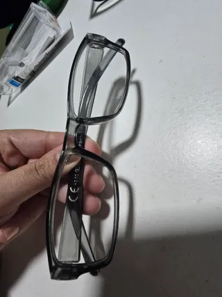 Gafas estilo casual de varios colores.