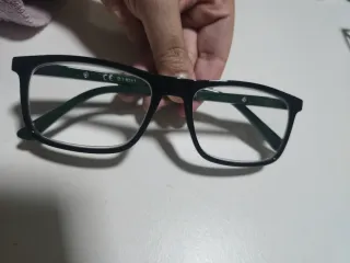 Gafas estilo casual de varios colores.