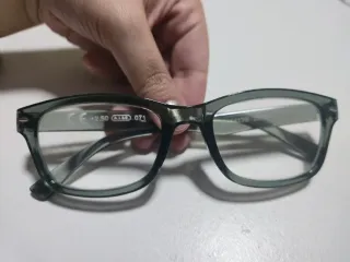 Gafas estilo casual de varios colores.