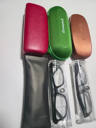 Gafas estilo casual de varios colores.