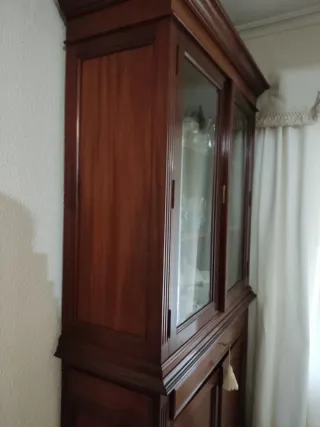 Vitrina de caoba con puertas de cristal