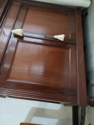 Vitrina de caoba con puertas de cristal