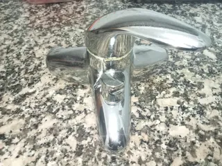 Grifo de metal y plástico