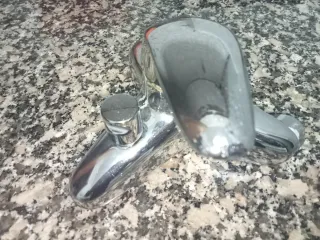 Grifo de metal y plástico