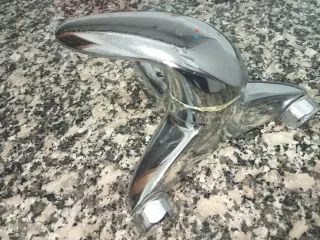 Grifo de metal y plástico