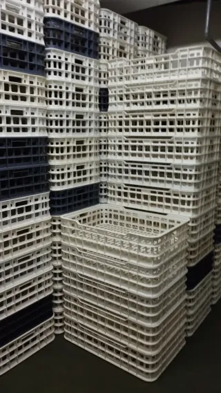 Cajas Plástico y Alambre Apilables para quesos