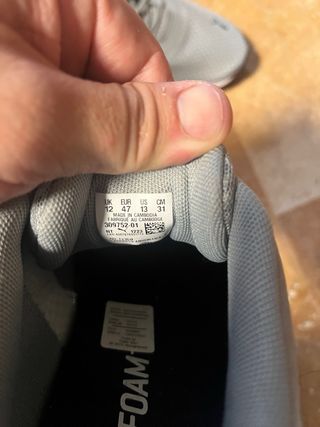 Zapatillas Puma grises y blancas