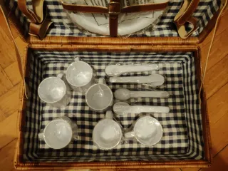 Valigetta pic-nic in vimini e pelle