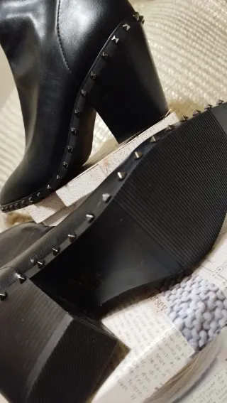 Botines Lolas negros con tachuelas