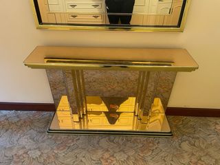 Conjunto Espejo y Consola Metálica Dorada