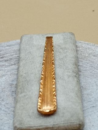 Pasador de corbata dorado