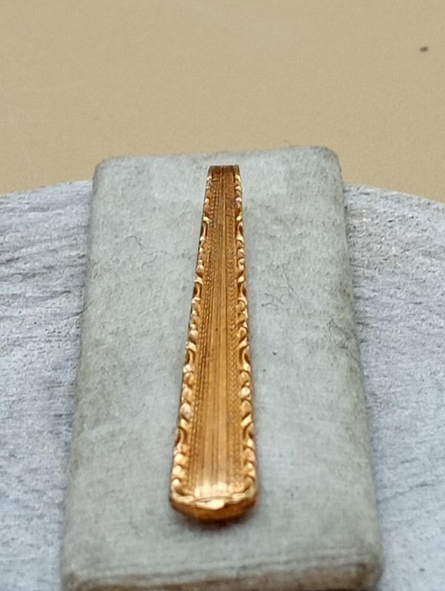 Pasador de corbata dorado