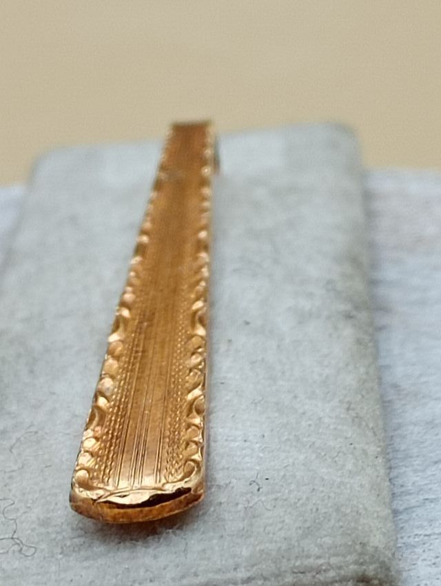 Pasador de corbata dorado