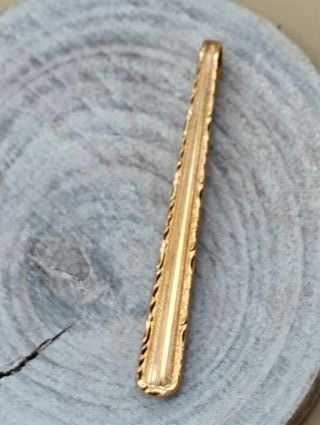 Pasador de corbata dorado