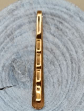 Pasador de corbata dorado