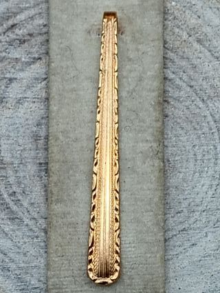 Pasador de corbata dorado