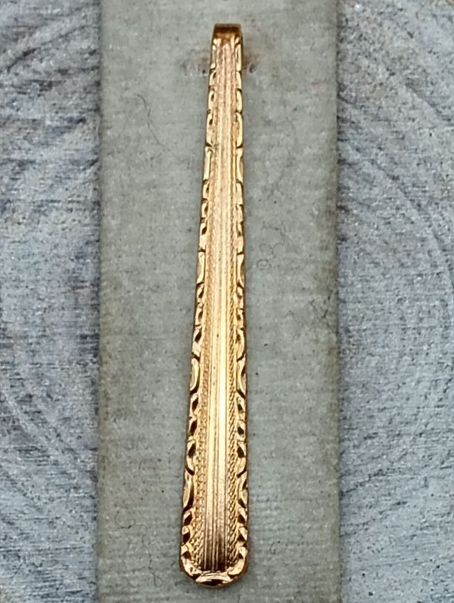 Pasador de corbata dorado
