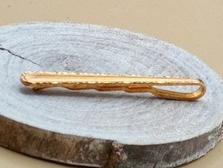 Pasador de corbata dorado