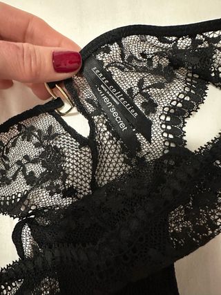 Braguita brasileña de encaje negro