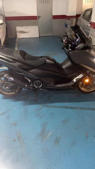 T-MAX TECH 562 km: 19.000 Año:2021