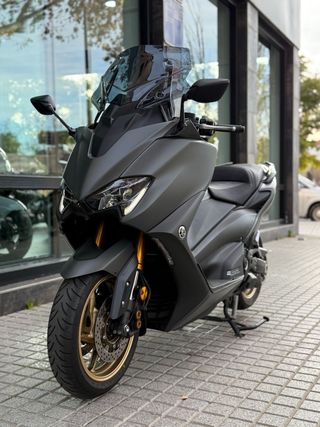 T-MAX TECH 562 km: 19.000 Año:2021