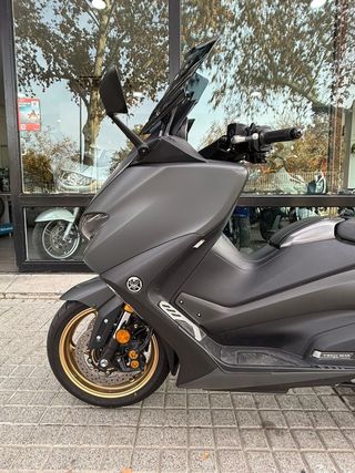 T-MAX TECH 562 km: 19.000 Año:2021
