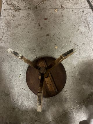 Mesa auxiliar redonda antigua de madera