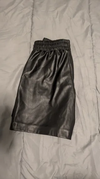 Shorts de cuero Stradivarius Talla XS